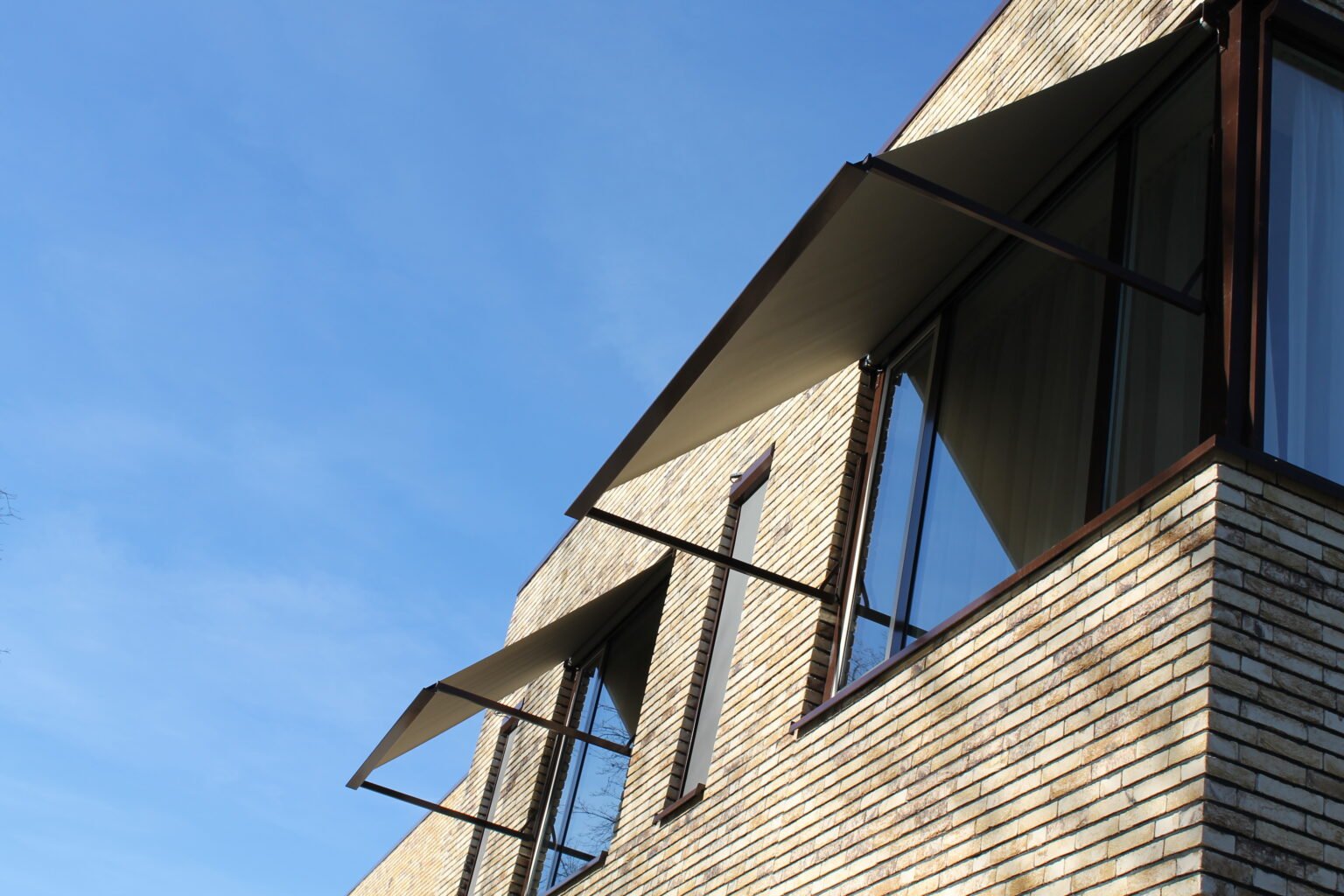 Impressie van uitvalschermen die verkocht worden door YORN Zonweringen.