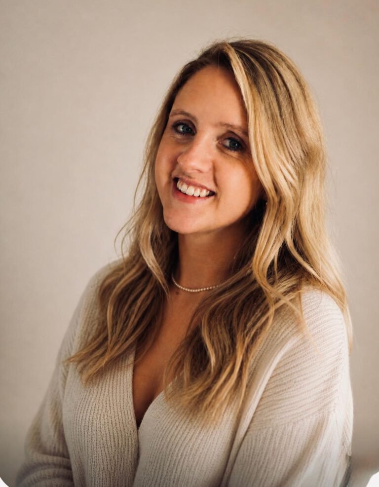 Vivian profielfoto Vivian, medewerker van YORN Zonweringen, lachend voor een neutrale achtergrond.